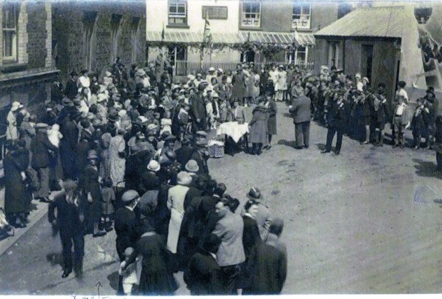 Presenting jubilee mugs in the Square 1935