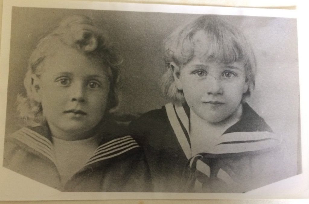 Ralph (L, age 3) and Violet (R, age 5) Mallet Veale, from the autobiogrphy of Violet Fulford Williams