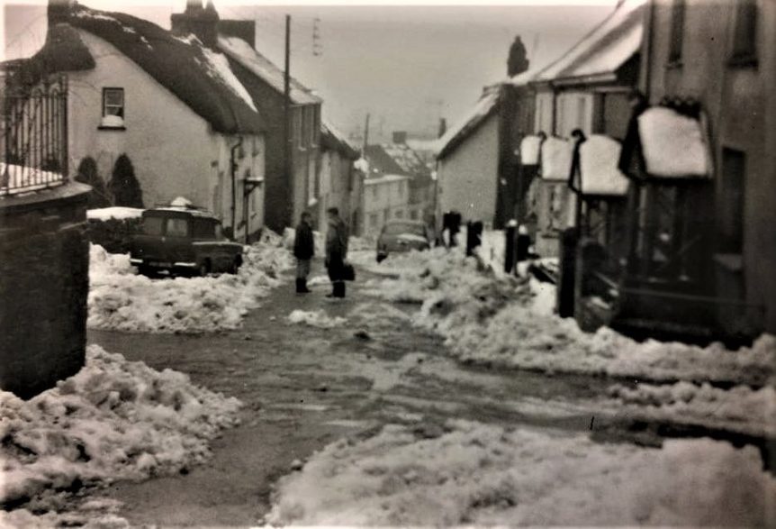 Snow, High St. Higher St. South St. Victoria Rd crossroad. Cir. 1978/79